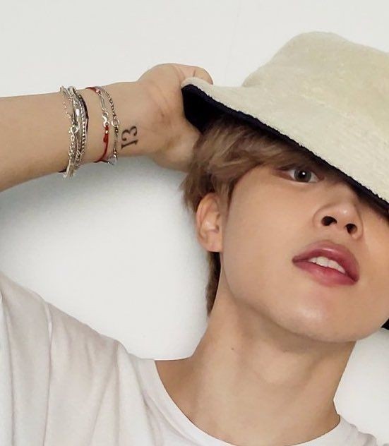 jmneww's tweet photo. #jikookau Onde Jungkook era o maior cachorro da cidade, odiava relacionamentos sérios e sentimentos. Porém tudo perde controle após uma aposta ser jogada na mesa, a qual faria o bidu cair na coleira de Park Jimin. https://t.co/dBjUoRccqA