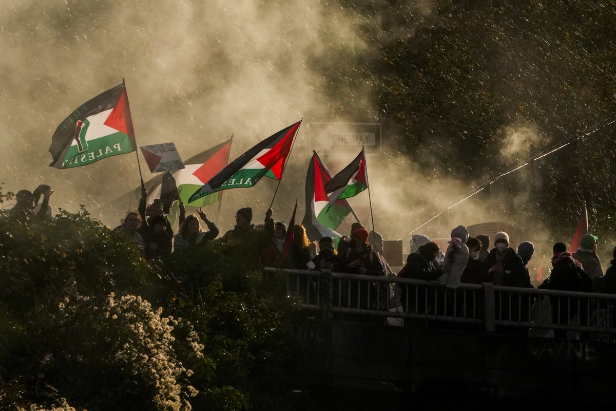 lindseywasson's tweet photo. More from today as Pro-Palestinian protesters calling for cease-fire in Israel-Hamas war blocked NB I-5 for several hours, Saturday, Jan. 6, 2024 in downtown Seattle. (@AP_Images Photos/Lindsey Wasson) https://t.co/FIAoML5acR https://t.co/Z4vWbd9plj