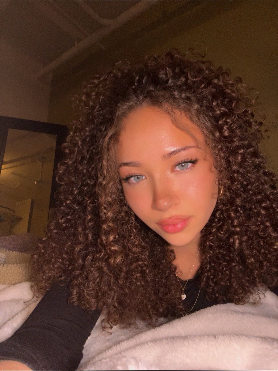 zoë 🌧️ tweet media