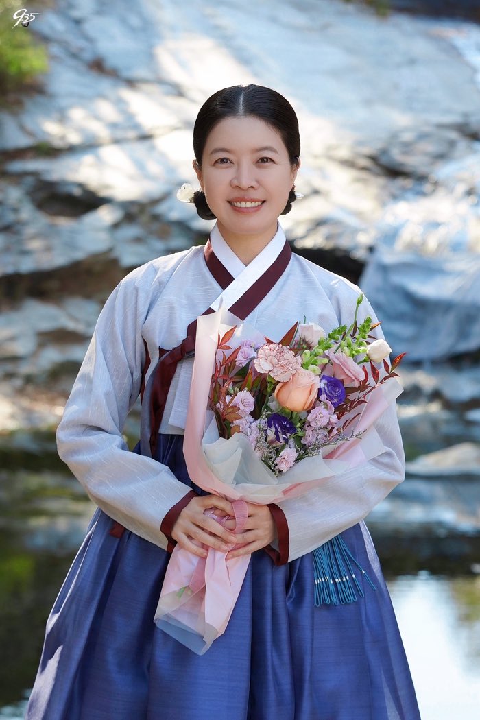 spring96k's tweet photo. [#TheStoryOfParksMarriageContract] 240107

Actress Kim Yeojin talks about Seyoung in her goodbye message:

She chose the scene where Park Yeonwoo (#LeeSeYoung) was thrown into the well as the most memorable one. She said, “The whole time as I watched them repeat the scene of carrying her and throwing her, I was so worried she might get hurt. It must’ve been exhausting but I was amazed as she smiled and said she’s okay. I thought she was an actor who willingly and bravely carried the weight of a main lead, and thanks to her, the set was full of energy.”

https://t.co/i0rlnmjo8a