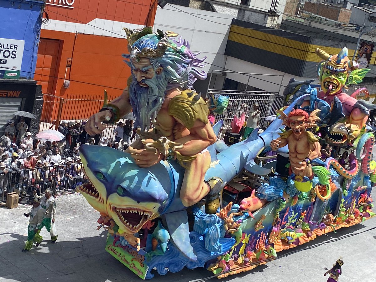 EstefaniaBol's tweet photo. ¡Que viva #Pasto carajo! 🎭❤️🎊 #carnavaldenegrosyblancos https://t.co/nqvd6okdpy