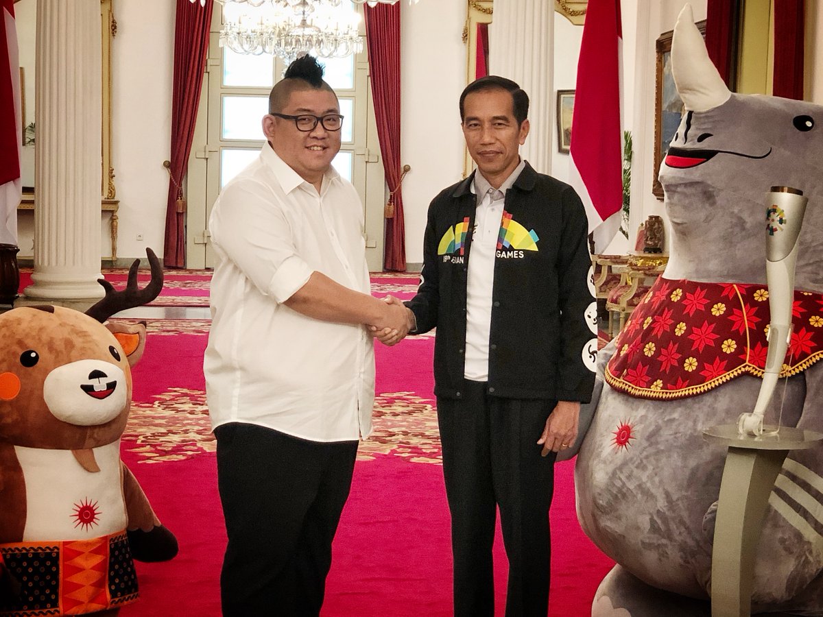 edwardsuhadi's tweet photo. Nggak nyangka rame bener twit saya kemarin yang ternyata katanya ‘deklarasi’ - sampe banyak di circle saya yang screencapture lalu diforward2. :D Padahal saya bukan siapa-siapa, orang biasa aja :)

Saya dukung Pak Jokowi 2014, sampai diundang ke Istana waktu pelantikan. Mas Gibran menikah, saya diundang, bersalaman dengan beliau di pelaminan. 2017 saya mendukung Pak Ahok, berpisah jalan politik dengan Mas Anies yang saya kenal sejak saya memotret untuk Indonesia Mengajar. Berat waktu itu rasanya :D

2019 ketika Pak Jokowi maju lagi, saya sepenuh hati bantu rajin buat konten dan kampanye buat beliau.

Semua ini tidak dibayar satu sen pun, tidak masuk grup WA koordinasi resmi apapun. Saya ikut bersorak ketika beliau menang.

Saya bersyukur buat semua hal baik yang Pak Jokowi lakukan selama memerintah. Banyak sekali hal baiknya, dari gebrakan2 di hari-hari pertama, sampai mungkin terakhir ini, menjalankan negara kemarin ketika pandemi, sehingga Indonesia bisa melaluinya dengan baik. Belum lagi ekonomi Indonesia yang konsisten jauh lebih baik dari tetangga-tetangga dunia. Saya tidak lupa atau menghilangkan itu semua.

Bisa jadi, di dunia multiverse, mungkin Indonesia 2014-2024 ini adalah Indonesia yang terbaik. Karena saya seorang yang tidak suka berandai-andai, saya percayanya demikian: Indonesia 2014-2024 adalah Indonesia yang terbaik.

Saya cuma melihat bahwa tiba saatnya masa bakti beliau berakhir, sesuai konstitusi. Saatnya beliau menitipkan mandat ini ke pengemban berikutnya, dan saya, sebagai rakyat, harus memilih penerus beliau.

Saya suka sekali kutipan Nelson Mandela, 

"May your choices reflect your hopes, not your fears." Semoga keputusan-keputusanmu menunjukkan harapanmu, bukan ketakutanmu.

Saya capek dan juga menolak, memilih calon pemimpin bangsa karena 'awas lu nanti dia, awas lu nanti kalo dia, wah ngeri lu jangan dia'. Awas, awas, awas, supaya jangan, supaya jangan, supaya jangan.

Saya kurang suka. Saya hidup selama ini nggak demikian. 

Jadi orang yang percaya dan berharap memang selalu dikata-katain di jaman sekarang, "Elu bego apa goblog atau cuma tolol?"

Tapi Puji Tuhan Alhamdulillah, selama saya hidup, jadi orang yang berharap selalu membawa saya naik sampai di puncak-puncak gunung. Seru. Kecewa sekali, senangnya 20 kali. Oke lah :)

Orang bertubi2 bertanya terus dari kemarin, kenapa Wad?  Sederhana, karena dari pilihan capres yang ada, cuma satu yang membuat saya berharap.

Beliau pasti mengecewakan saya, pasti janjinya ada yang nggak bisa beliau deliver, pasti nanti partai oposisi akan terus menghantam beliau, menunjukkan kekurangan-kekurangan beliau.

I know all that. I'm not a child. And the man definetely not a god, nor a saviour.

Saya orang dewasa, dah mau umur lima dekade sebentar lagi. Cukup mengerti bahwa sistem politik banyak cacatnya, tahu partai punya kepentingan, tahu yang namanya kekuasaan memabukkan, yang namanya ego mengendalikan keputusan, tahu manusia tidak ada yang sempurna. Rakus lagi, hehehe...

Tapi saat ini, saya memilih, berharap.

Elu bego apa goblog atau cuma tolol? Berharap sama politisi? Siap 🫡

"Being optimistic is not naive, it's leadership." Ketika kita memilih untuk optimis, saya percaya kita itu lagi jadi pemimpin atas diri sendiri, memilih untuk optimis. Kalau tidak, buat apa hidup jika tidak ada lagi yang dipercayai?

Banyak teman yang sudah menghubungi saya dari kemarin, "ga bahaya ta?" - sungguhan khawatir tekanan dan opresi yang akan datang ke saya dan bisnis saya. 

Saya cuma jawab, "Kalau saya sampe dipersekusi karena pilihan saya, bukankah itu tanda paling jelas saya tidak boleh memilih kelompok mereka-mereka yang melakukannya?"

Mungkin kalau saya beneran suatu hari sampai dipersekusi, saya malah akan bersuara lebih keras lagi, hehe... Kaga bener ah... Kalau di barisan teman-teman ada yang demikian, tolong dikoreksi ya :)

Indahnya buat saya, adalah dalam pesta demokrasi ini, saya bisa berteman karib dengan mereka yang berbeda pilihan. Banyak teman dekat saya berbeda pilihan, namun ga ada yang berbeda sama sekali dalam pertemanan kita. Kalau mau bahas pilihan capres, ayok, tapi dengan santai, kepala dingin, layaknya orang dewasa.

Pemilu akan selesai. Kita akan lupakan copras-capres ini. Tapi nanti, tetangga kita yang beda pilihan akan masih tetangga, mereka yang beda capres masih saudara sebangsa.  Semoga kita inget itu.

Saya selalu percaya PR kita adalah Indonesia vs the world, not Indonesia vs each other. 10 tahun ke depan, dunia akan bergejolak. Siapapun nanti yang jadi presidennya, kita rakyatnya harus bersatu. Saya siap jadi rakyat Pak Prabowo atau Pak Ganjar. Gaskeun. Saya akan dukung Bapak yang terbaik yang saya bisa.

Tapi ketika memilih 14 Feb nanti, saya mau memilih karena saya berharap, bukan karena saya takut.

Have a great day everyone. Jangan berantem-berantem ya 🩷

 Indonesia rumah kita bersama 🇮🇩