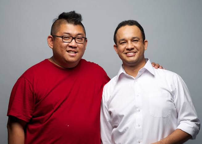 edwardsuhadi's tweet photo. Nggak nyangka rame bener twit saya kemarin yang ternyata katanya ‘deklarasi’ - sampe banyak di circle saya yang screencapture lalu diforward2. :D Padahal saya bukan siapa-siapa, orang biasa aja :)

Saya dukung Pak Jokowi 2014, sampai diundang ke Istana waktu pelantikan. Mas Gibran menikah, saya diundang, bersalaman dengan beliau di pelaminan. 2017 saya mendukung Pak Ahok, berpisah jalan politik dengan Mas Anies yang saya kenal sejak saya memotret untuk Indonesia Mengajar. Berat waktu itu rasanya :D

2019 ketika Pak Jokowi maju lagi, saya sepenuh hati bantu rajin buat konten dan kampanye buat beliau.

Semua ini tidak dibayar satu sen pun, tidak masuk grup WA koordinasi resmi apapun. Saya ikut bersorak ketika beliau menang.

Saya bersyukur buat semua hal baik yang Pak Jokowi lakukan selama memerintah. Banyak sekali hal baiknya, dari gebrakan2 di hari-hari pertama, sampai mungkin terakhir ini, menjalankan negara kemarin ketika pandemi, sehingga Indonesia bisa melaluinya dengan baik. Belum lagi ekonomi Indonesia yang konsisten jauh lebih baik dari tetangga-tetangga dunia. Saya tidak lupa atau menghilangkan itu semua.

Bisa jadi, di dunia multiverse, mungkin Indonesia 2014-2024 ini adalah Indonesia yang terbaik. Karena saya seorang yang tidak suka berandai-andai, saya percayanya demikian: Indonesia 2014-2024 adalah Indonesia yang terbaik.

Saya cuma melihat bahwa tiba saatnya masa bakti beliau berakhir, sesuai konstitusi. Saatnya beliau menitipkan mandat ini ke pengemban berikutnya, dan saya, sebagai rakyat, harus memilih penerus beliau.

Saya suka sekali kutipan Nelson Mandela, 

"May your choices reflect your hopes, not your fears." Semoga keputusan-keputusanmu menunjukkan harapanmu, bukan ketakutanmu.

Saya capek dan juga menolak, memilih calon pemimpin bangsa karena 'awas lu nanti dia, awas lu nanti kalo dia, wah ngeri lu jangan dia'. Awas, awas, awas, supaya jangan, supaya jangan, supaya jangan.

Saya kurang suka. Saya hidup selama ini nggak demikian. 

Jadi orang yang percaya dan berharap memang selalu dikata-katain di jaman sekarang, "Elu bego apa goblog atau cuma tolol?"

Tapi Puji Tuhan Alhamdulillah, selama saya hidup, jadi orang yang berharap selalu membawa saya naik sampai di puncak-puncak gunung. Seru. Kecewa sekali, senangnya 20 kali. Oke lah :)

Orang bertubi2 bertanya terus dari kemarin, kenapa Wad?  Sederhana, karena dari pilihan capres yang ada, cuma satu yang membuat saya berharap.

Beliau pasti mengecewakan saya, pasti janjinya ada yang nggak bisa beliau deliver, pasti nanti partai oposisi akan terus menghantam beliau, menunjukkan kekurangan-kekurangan beliau.

I know all that. I'm not a child. And the man definetely not a god, nor a saviour.

Saya orang dewasa, dah mau umur lima dekade sebentar lagi. Cukup mengerti bahwa sistem politik banyak cacatnya, tahu partai punya kepentingan, tahu yang namanya kekuasaan memabukkan, yang namanya ego mengendalikan keputusan, tahu manusia tidak ada yang sempurna. Rakus lagi, hehehe...

Tapi saat ini, saya memilih, berharap.

Elu bego apa goblog atau cuma tolol? Berharap sama politisi? Siap 🫡

"Being optimistic is not naive, it's leadership." Ketika kita memilih untuk optimis, saya percaya kita itu lagi jadi pemimpin atas diri sendiri, memilih untuk optimis. Kalau tidak, buat apa hidup jika tidak ada lagi yang dipercayai?

Banyak teman yang sudah menghubungi saya dari kemarin, "ga bahaya ta?" - sungguhan khawatir tekanan dan opresi yang akan datang ke saya dan bisnis saya. 

Saya cuma jawab, "Kalau saya sampe dipersekusi karena pilihan saya, bukankah itu tanda paling jelas saya tidak boleh memilih kelompok mereka-mereka yang melakukannya?"

Mungkin kalau saya beneran suatu hari sampai dipersekusi, saya malah akan bersuara lebih keras lagi, hehe... Kaga bener ah... Kalau di barisan teman-teman ada yang demikian, tolong dikoreksi ya :)

Indahnya buat saya, adalah dalam pesta demokrasi ini, saya bisa berteman karib dengan mereka yang berbeda pilihan. Banyak teman dekat saya berbeda pilihan, namun ga ada yang berbeda sama sekali dalam pertemanan kita. Kalau mau bahas pilihan capres, ayok, tapi dengan santai, kepala dingin, layaknya orang dewasa.

Pemilu akan selesai. Kita akan lupakan copras-capres ini. Tapi nanti, tetangga kita yang beda pilihan akan masih tetangga, mereka yang beda capres masih saudara sebangsa.  Semoga kita inget itu.

Saya selalu percaya PR kita adalah Indonesia vs the world, not Indonesia vs each other. 10 tahun ke depan, dunia akan bergejolak. Siapapun nanti yang jadi presidennya, kita rakyatnya harus bersatu. Saya siap jadi rakyat Pak Prabowo atau Pak Ganjar. Gaskeun. Saya akan dukung Bapak yang terbaik yang saya bisa.

Tapi ketika memilih 14 Feb nanti, saya mau memilih karena saya berharap, bukan karena saya takut.

Have a great day everyone. Jangan berantem-berantem ya 🩷

 Indonesia rumah kita bersama 🇮🇩