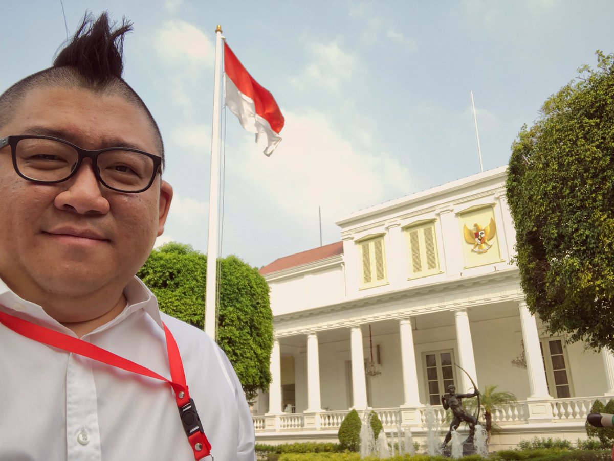 Nggak nyangka rame bener twit saya kemarin yang ternyata katanya ‘deklarasi’ - sampe banyak di circle saya yang screencapture lalu diforward2. :D Padahal saya bukan siapa-siapa, orang biasa aja :)

Saya dukung Pak Jokowi 2014, sampai diundang ke Istana waktu pelantikan. Mas