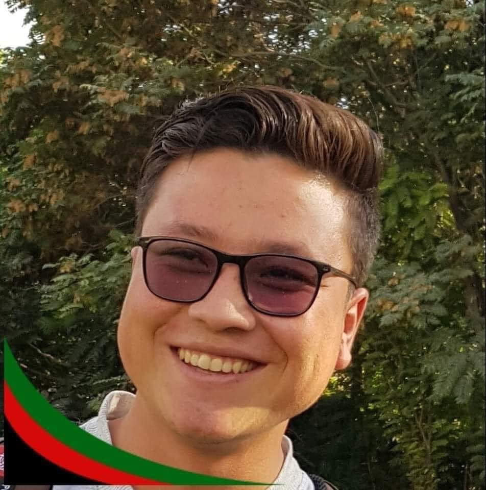 Rahmmat_H's tweet photo. محمد تنها پسر خانواده و نان آور یک خانواده هشت نفری بود، اودر کابل هم‌ درس می خواند و هم دریکی از مطبعه های کابل کار می‌کرد. او دانش آموخته رشته انجینری دانشگاه کابل بود، امروز او را تروریستان در دشت برچی کشتند.
فردا او را با تمام آرزوهایش به خاک میسپارند.
#StopHazaraGenocide https://t.co/ICW8y2YA59