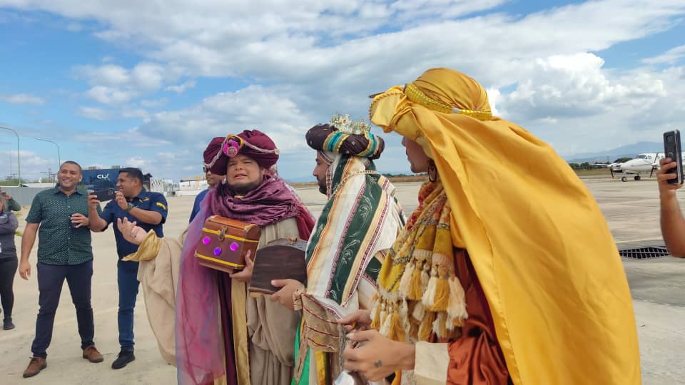 IAAECarabobo's tweet photo. ✅Reyes Magos llegaron en avioneta para brindar alegría a los niños carabobeños

Ante la mirada expectante de niños, niñas, padres y representantes que se reunieron este Día de los Reyes Magos en las instalaciones del Aeroclub de Valencia, https://t.co/GcFG2LLCXd