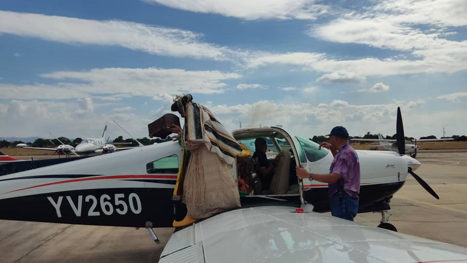 IAAECarabobo's tweet photo. ✅Reyes Magos llegaron en avioneta para brindar alegría a los niños carabobeños

Ante la mirada expectante de niños, niñas, padres y representantes que se reunieron este Día de los Reyes Magos en las instalaciones del Aeroclub de Valencia, https://t.co/GcFG2LLCXd