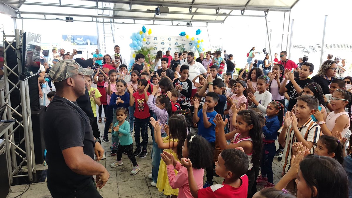 IAAECarabobo's tweet photo. arribaron a Carabobo Melchor, Gaspar y Baltazar, quienes previo a su aterrizaje en una moderna avioneta,  que sobrevolaron el terminal aéreo para posteriormente aterrizar entre aplausos y vítores de todos los presentes. https://t.co/yZud78SAYn