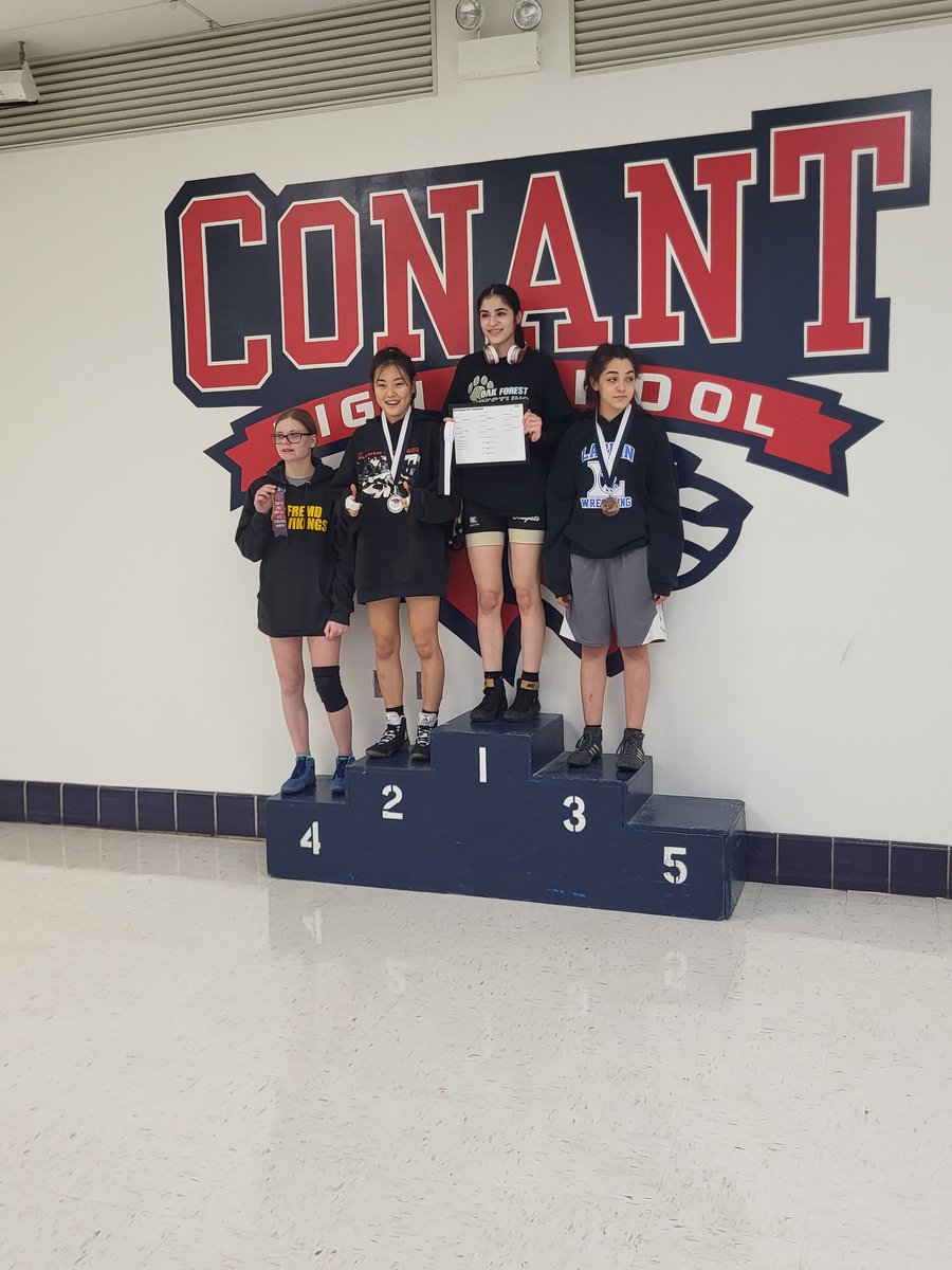 Varsity girls wrestling had two placers today: Hanna Lee took 2nd and El De Leon took 3rd in their respective brackets.