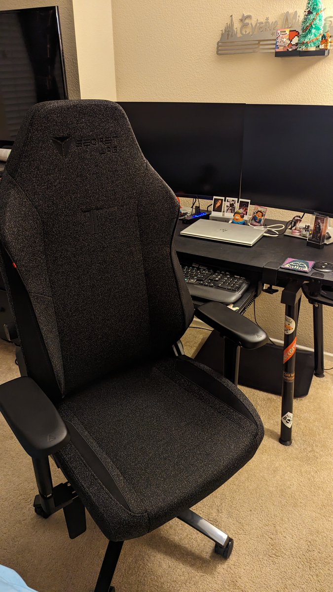 Alex_Quevedo's tweet photo. It was time to upgrade my chair and WHAT. I got a #Secretlab chair 😱 https://t.co/LLjSCGhssH