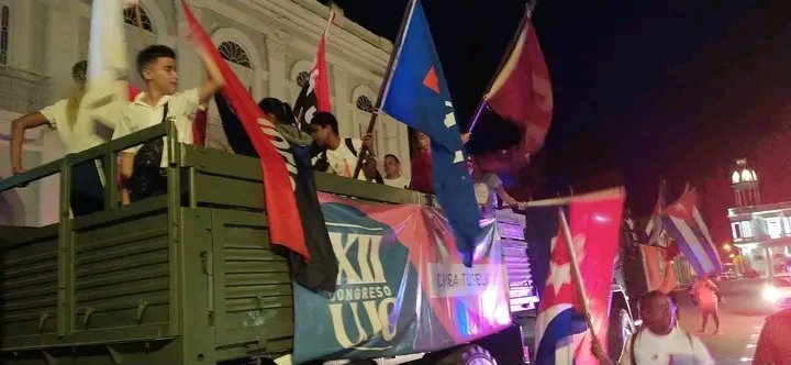 Ya es un hecho, entró nuevamente triunfante la Caravana de Libertad a #Cienfuegos. Es la juventud protagonista de la noche. Como en el 59, el pueblo acude al encuentro.
#EstaEsLaRevolución 
#CaravanadelaLibertad 
#CubaViveEnSuHistoria