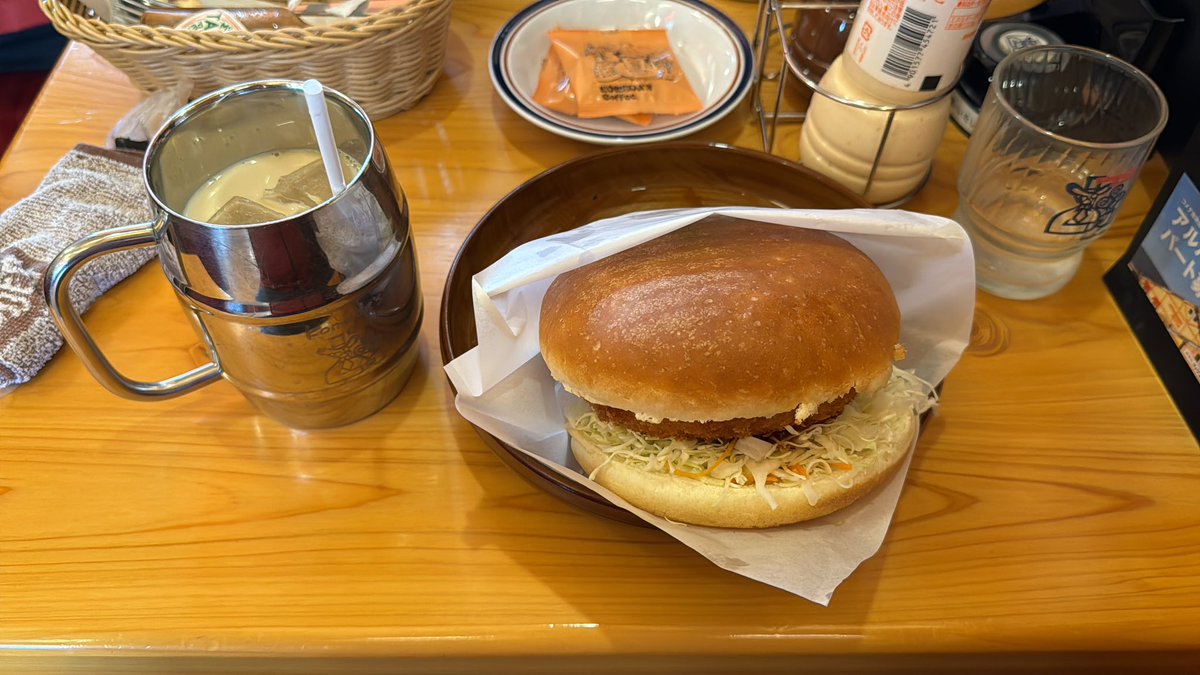 anaueito's tweet photo. 初コメダ https://t.co/aF8IISe7fW