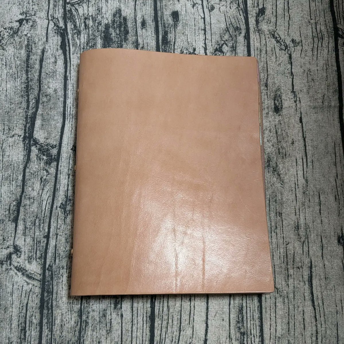 kyou_agemono's tweet photo. 転職してから相棒にしているA4ルーズリーフに、革でバインダー作ってをグレードアップさせてみたー。
デカいよ重いよ✨

欲しい物が自分で作れるって最高。
（かかる費用は青天井） https://t.co/b0OjeZxEtn