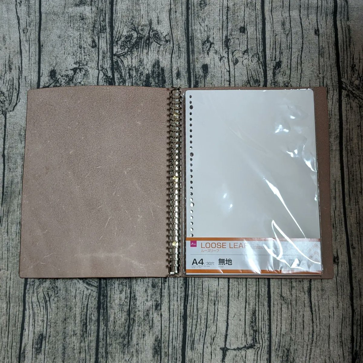 kyou_agemono's tweet photo. 転職してから相棒にしているA4ルーズリーフに、革でバインダー作ってをグレードアップさせてみたー。
デカいよ重いよ✨

欲しい物が自分で作れるって最高。
（かかる費用は青天井） https://t.co/b0OjeZxEtn