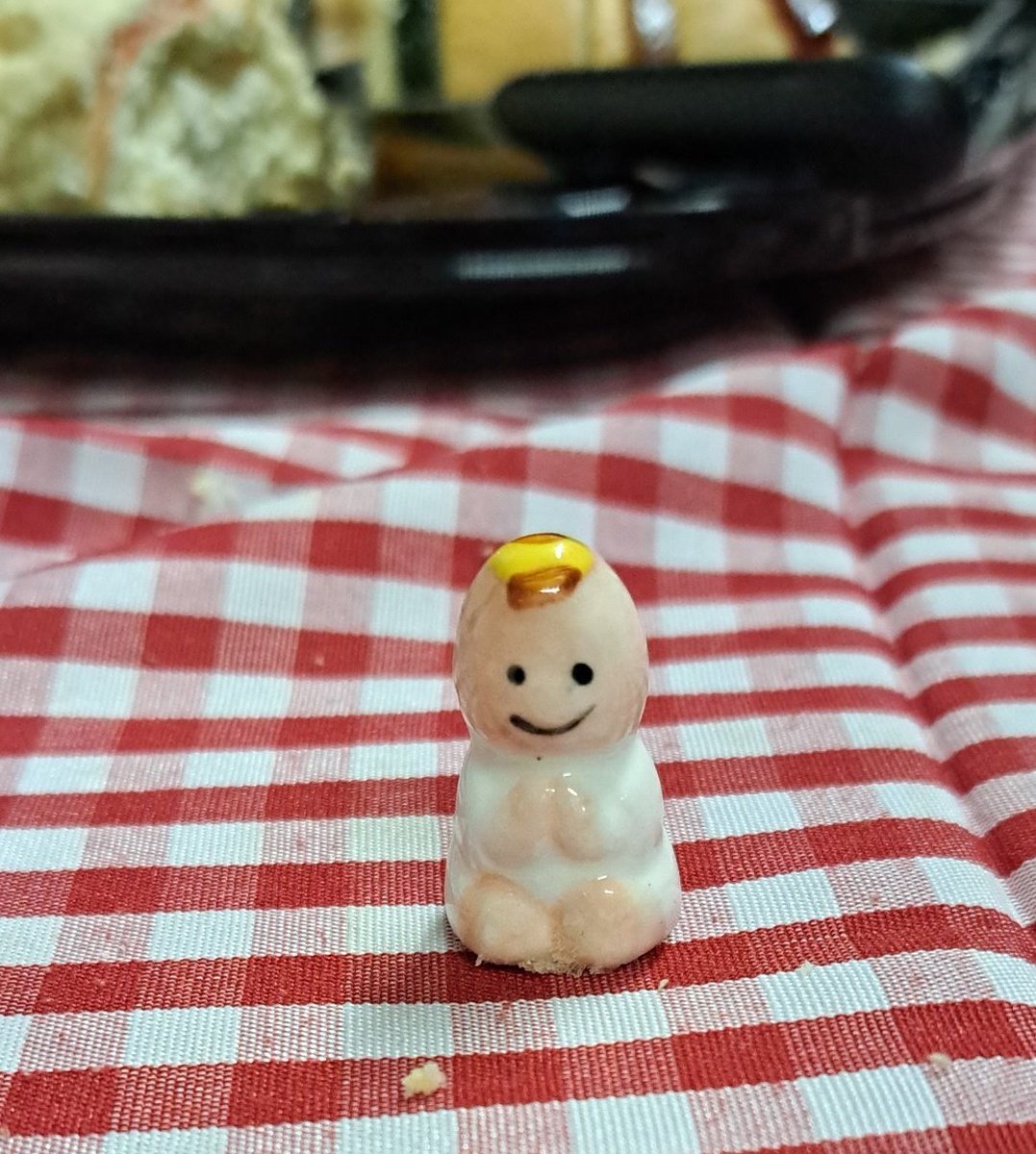 Ashilover4's tweet photo. Estaba partiendo la rosca de reyes y cuando salió el niño me recordó mucho a la skin de @Quackity https://t.co/LgBwNelKuc