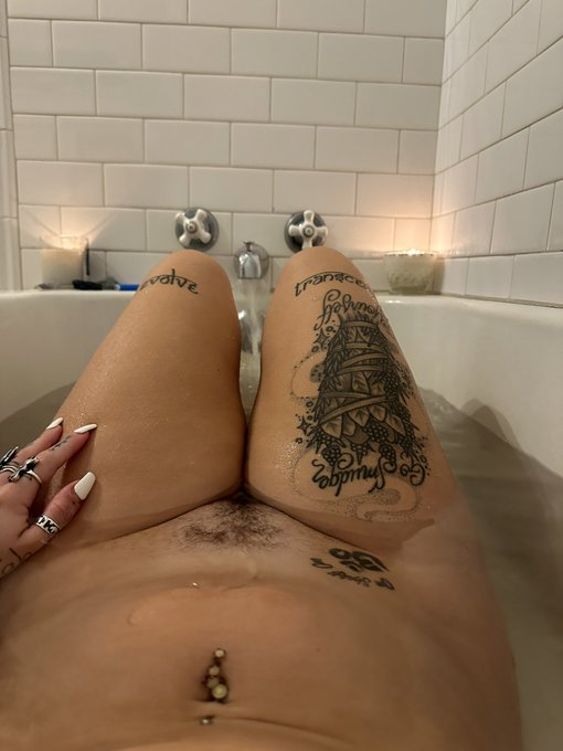bath time views 🕯️  https://t.co/v07VxQkGgL https://t.co/rFSLZnfkdy