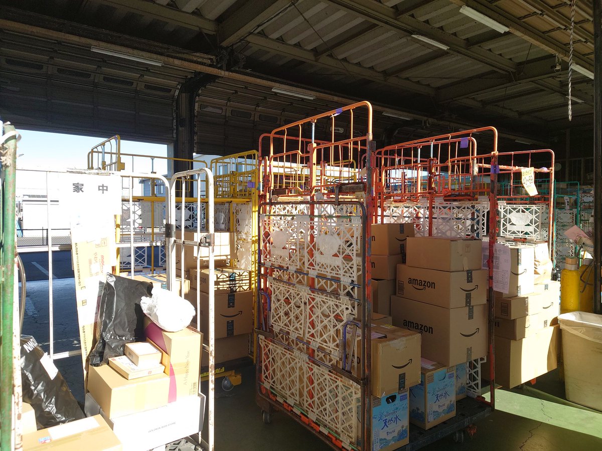 genkichisyouten's tweet photo. 【ペットフード支援物資】
ヤマト運輸さんから「トラックに積切れない荷物の量が来てます」と連絡もらい、センターまで引取に行って来ました。

被災地にペットと一緒におられる方々、希望を持ち続けて下さい。全国からあなたの所に届くようにとメッセージを添えた荷物が続々と集まって来ています。 https://t.co/y42NSQFZeN