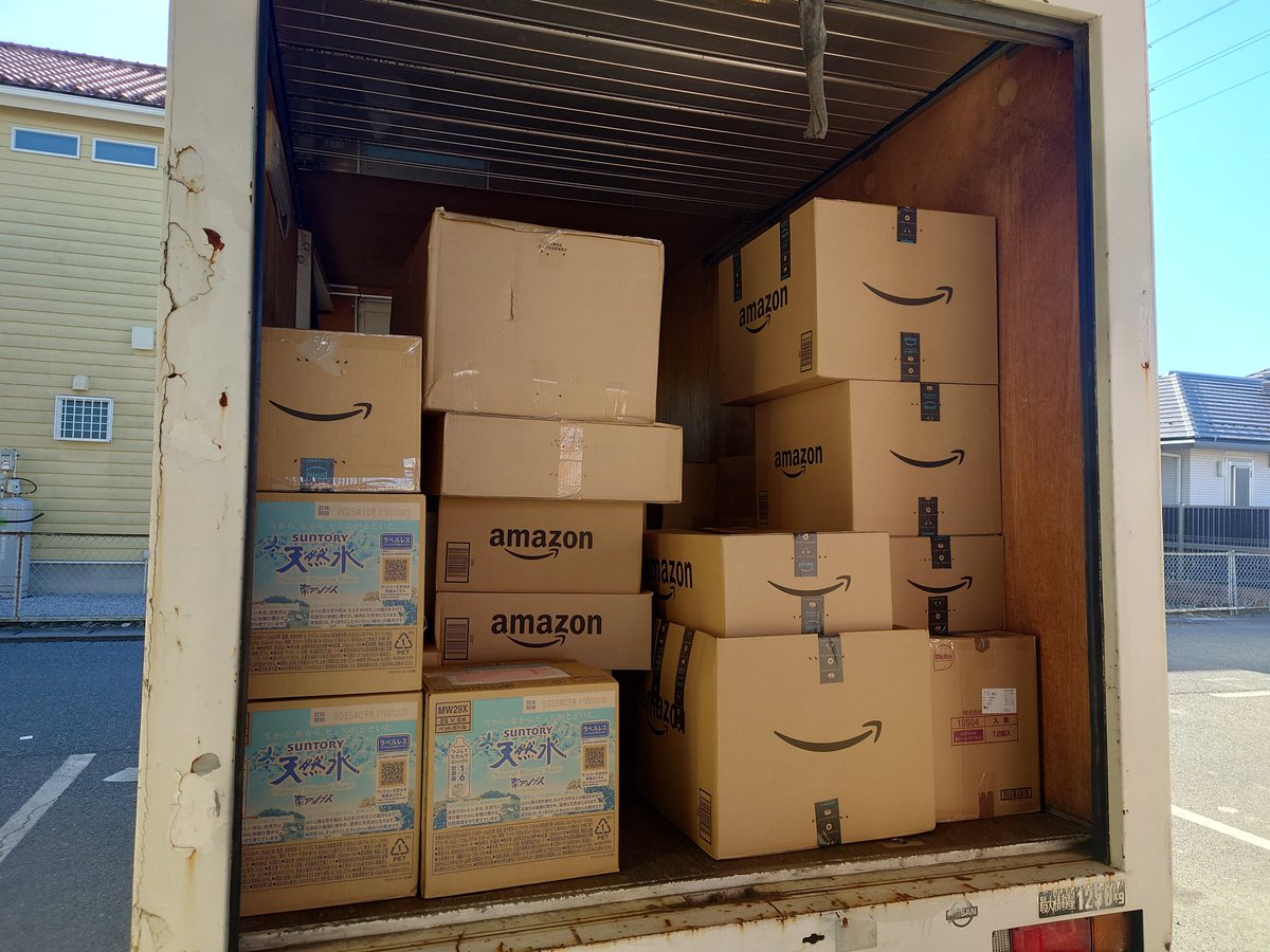 genkichisyouten's tweet photo. 【ペットフード支援物資】
ヤマト運輸さんから「トラックに積切れない荷物の量が来てます」と連絡もらい、センターまで引取に行って来ました。

被災地にペットと一緒におられる方々、希望を持ち続けて下さい。全国からあなたの所に届くようにとメッセージを添えた荷物が続々と集まって来ています。 https://t.co/y42NSQFZeN