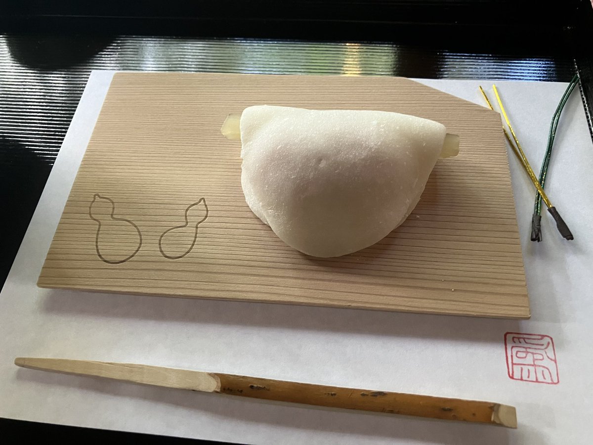 Scarletlady_'s tweet photo. 両親とお気に入りのとこで🍵
今日の週替わりお菓子は花びら餅🌸 https://t.co/oVoaZ9XYGa