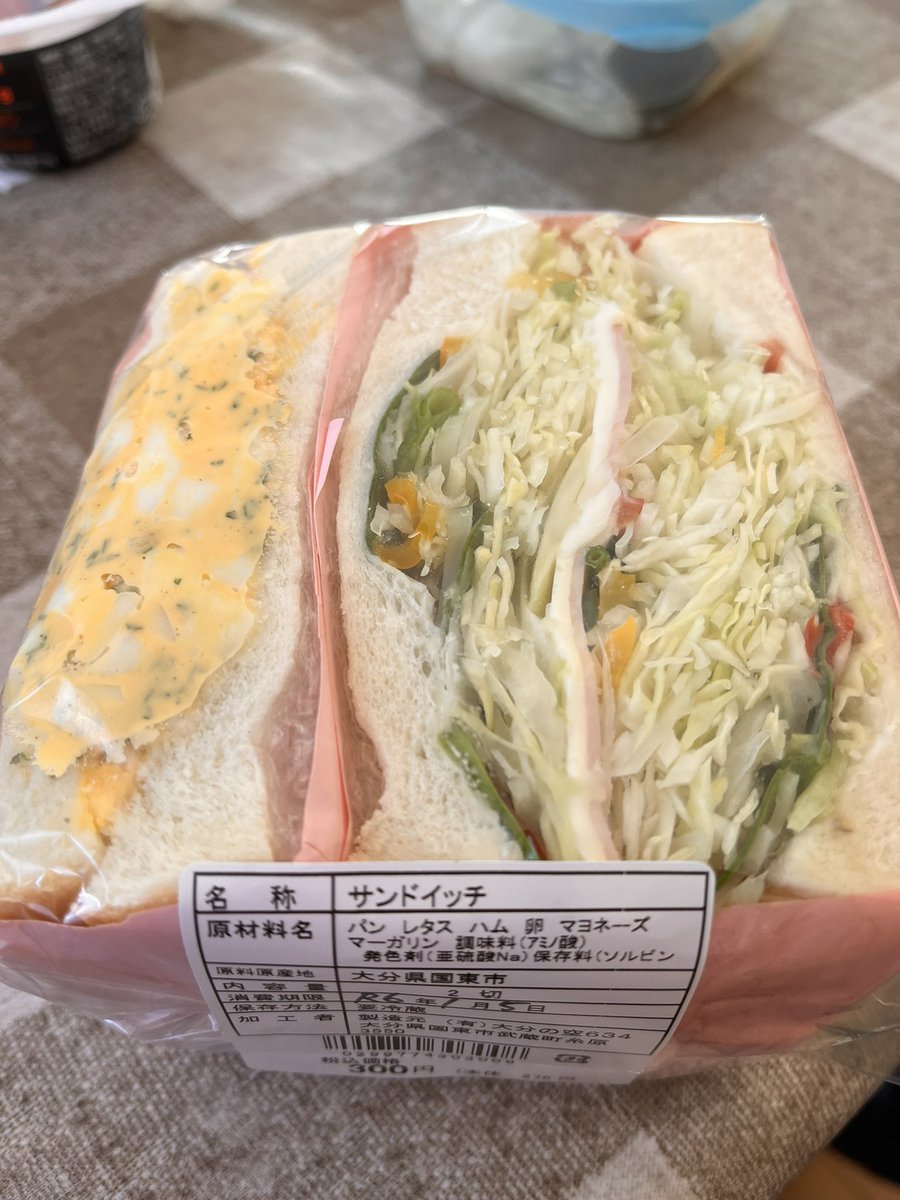 otoboc2022's tweet photo. 道の駅むさしのこのサンドイッチ
すっごく美味しいんです！
ボリューム満点なのに300円！
野菜シャキシャキ
卵ホクホク
コレ買って海岸で食べるのが幸せ〜♥️
#国東市
#武蔵町 https://t.co/8d46iDxFFW