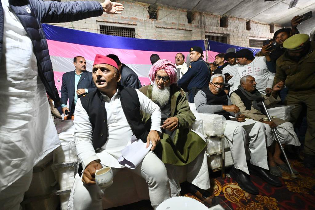 yadavakhilesh's tweet photo. सपा के कर्मठ नेताओं को नमन करते हुए हम बलिया की क्रांतिकारी ज़मीन से पीडीए की सामाजिक-आर्थिक क्रांति का संकल्प दोहराते हैं और देश को बाँटने वाली ताक़तों को हराने का आह्वान करते हैं। 

#अस्सी_हराओ_भाजपा_हटाओ
#पीडीए_एनडीए_को_हराएगा https://t.co/ZDZArz9YDR