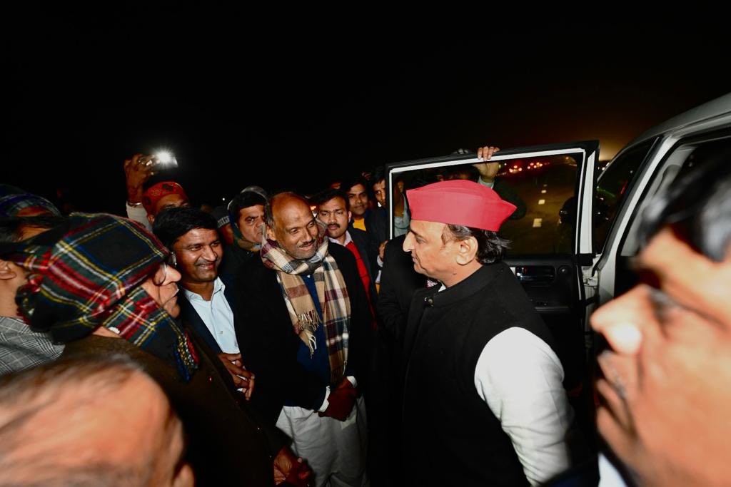yadavakhilesh's tweet photo. सपा के कर्मठ नेताओं को नमन करते हुए हम बलिया की क्रांतिकारी ज़मीन से पीडीए की सामाजिक-आर्थिक क्रांति का संकल्प दोहराते हैं और देश को बाँटने वाली ताक़तों को हराने का आह्वान करते हैं। 

#अस्सी_हराओ_भाजपा_हटाओ
#पीडीए_एनडीए_को_हराएगा https://t.co/ZDZArz9YDR
