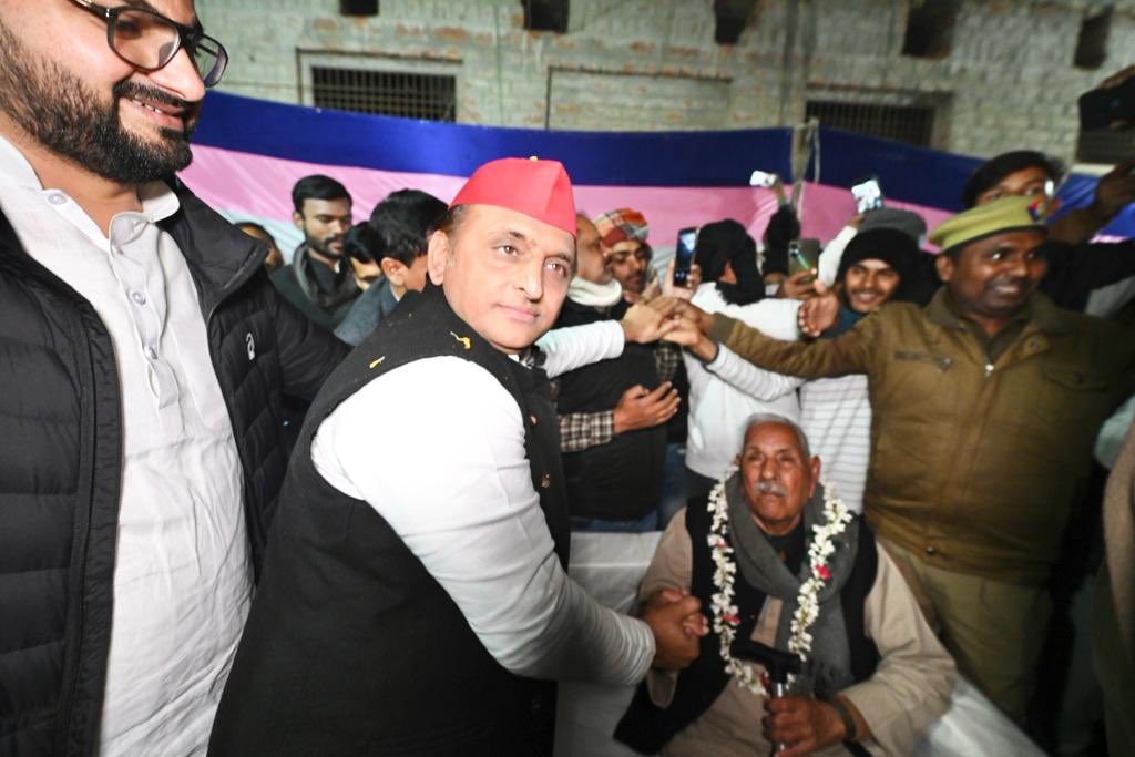 yadavakhilesh's tweet photo. सपा के कर्मठ नेताओं को नमन करते हुए हम बलिया की क्रांतिकारी ज़मीन से पीडीए की सामाजिक-आर्थिक क्रांति का संकल्प दोहराते हैं और देश को बाँटने वाली ताक़तों को हराने का आह्वान करते हैं। 

#अस्सी_हराओ_भाजपा_हटाओ
#पीडीए_एनडीए_को_हराएगा https://t.co/ZDZArz9YDR