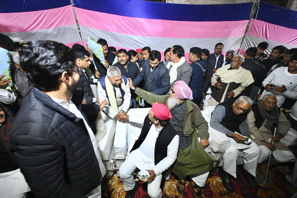yadavakhilesh's tweet photo. सपा के कर्मठ नेताओं को नमन करते हुए हम बलिया की क्रांतिकारी ज़मीन से पीडीए की सामाजिक-आर्थिक क्रांति का संकल्प दोहराते हैं और देश को बाँटने वाली ताक़तों को हराने का आह्वान करते हैं। 

#अस्सी_हराओ_भाजपा_हटाओ
#पीडीए_एनडीए_को_हराएगा https://t.co/ZDZArz9YDR