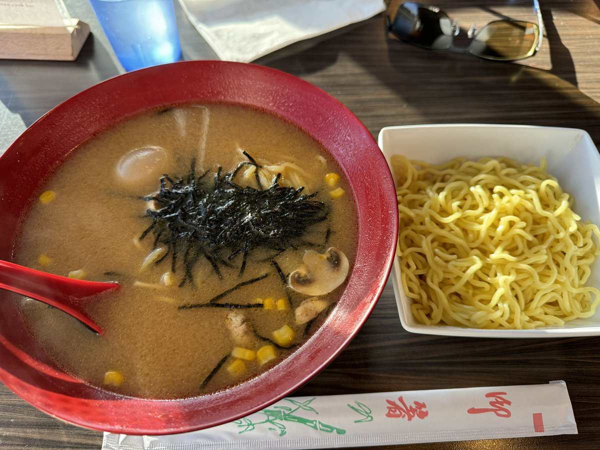bobyosh's tweet photo. #全米ラーメン普及委員会
#ラーメン初め 🍜は
#あっけなく #なりゆき で😂
1/1 #お昼ごはん #吉牛 で
と思ったら
#ローズパレード の影響で
#PCC 前の店は #臨時休業
隣の🇨🇳茶屋の窓に #RAMEN の文字を発見したので入ってみました。
#八角 の香りがしっかりと
#台湾風 の味がする🍜でした😅
#SDLA https://t.co/vz2IJt7i37