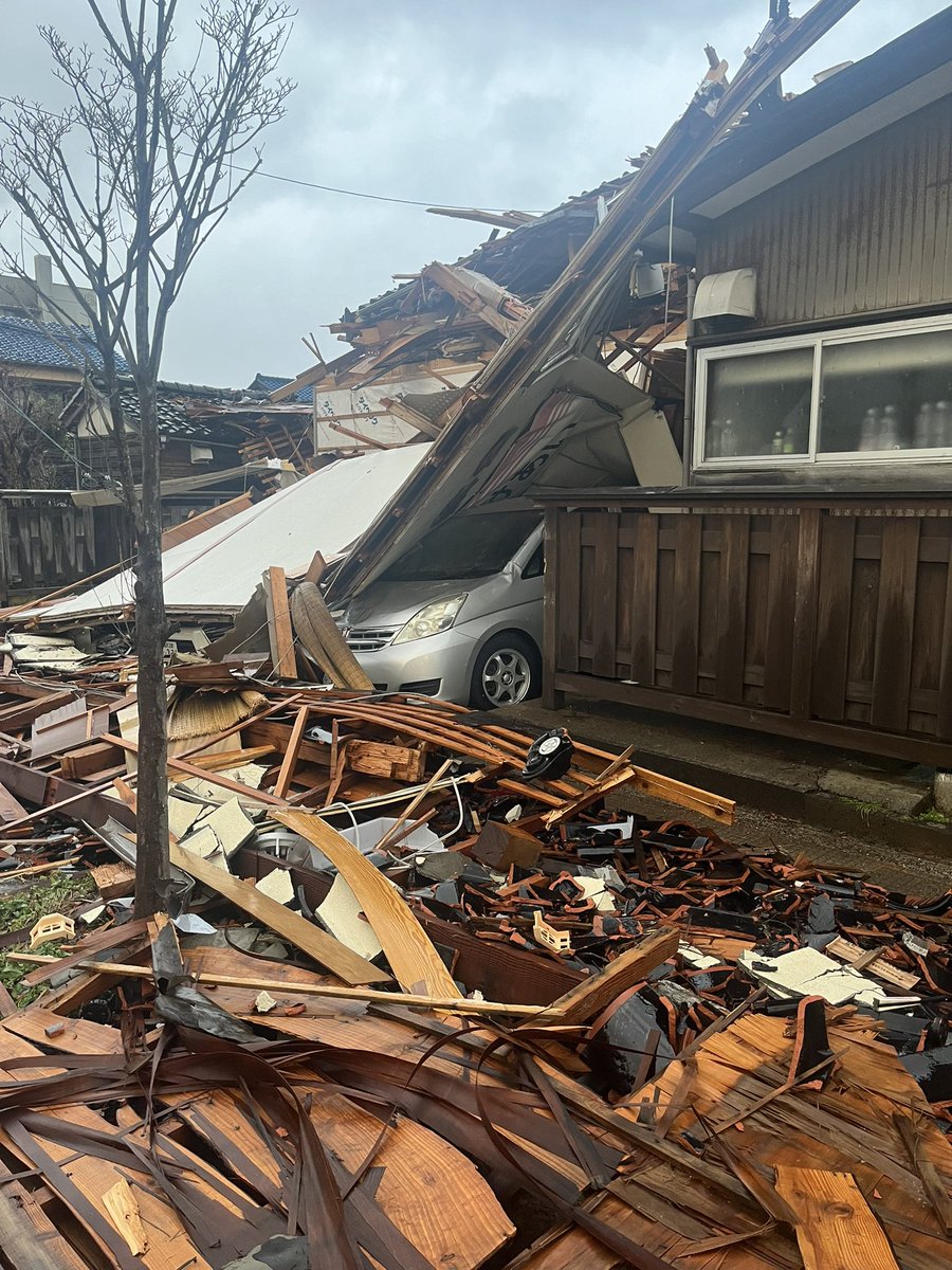 AneesReisu's tweet photo. 能登半島地震で特に輪島市の被害に心を痛めております。

現在、水道や電気が完全にアウトな状況です。地震により、倒壊、土砂崩れ、火事と大規模な被害を受けた輪島です。

輪島は道路の状況が極めて悪く、渋滞も起きるため、支援物資の調達などをしている愛知県から片道8時間もかかっちゃいます。 https://t.co/cXvqwdBrxP