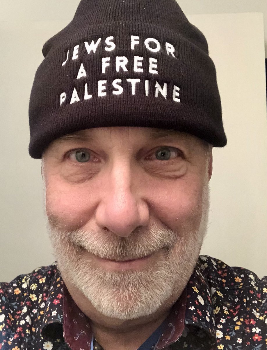 Mivasair's tweet image. Protesting #genocide in January in 🇨🇦 gets plenty cold!
We got these toques to keep us warm. 
⁦@IndJewishVoices⁩ 
#ceasefire #gaza