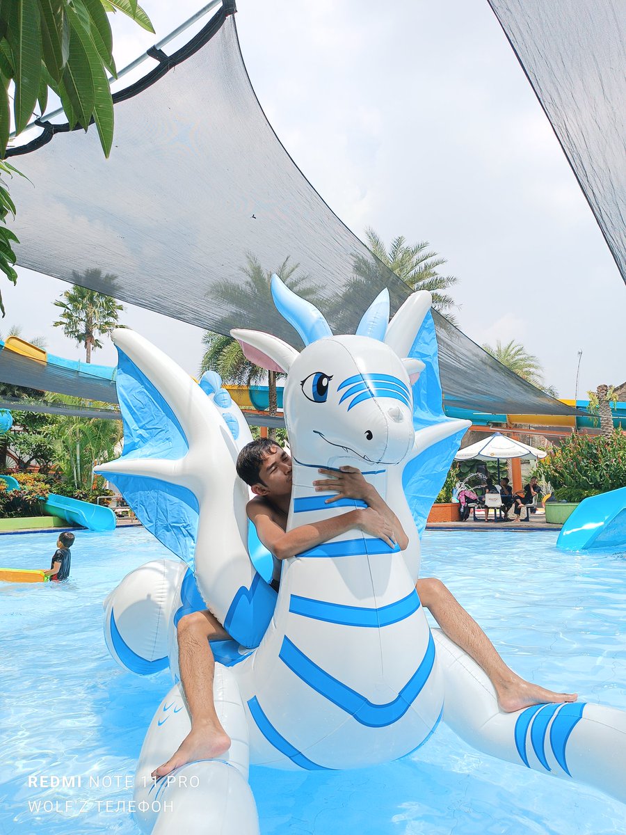 First #SqueakySaturday at 2024. We're bring my dear FyaRyuu at the Waterpark with my friends and she's loved it 😍
#inflatable #Dragon #FyaRyuu #pooltoy #pooltoys #inflatabledragon #pooltoydragon