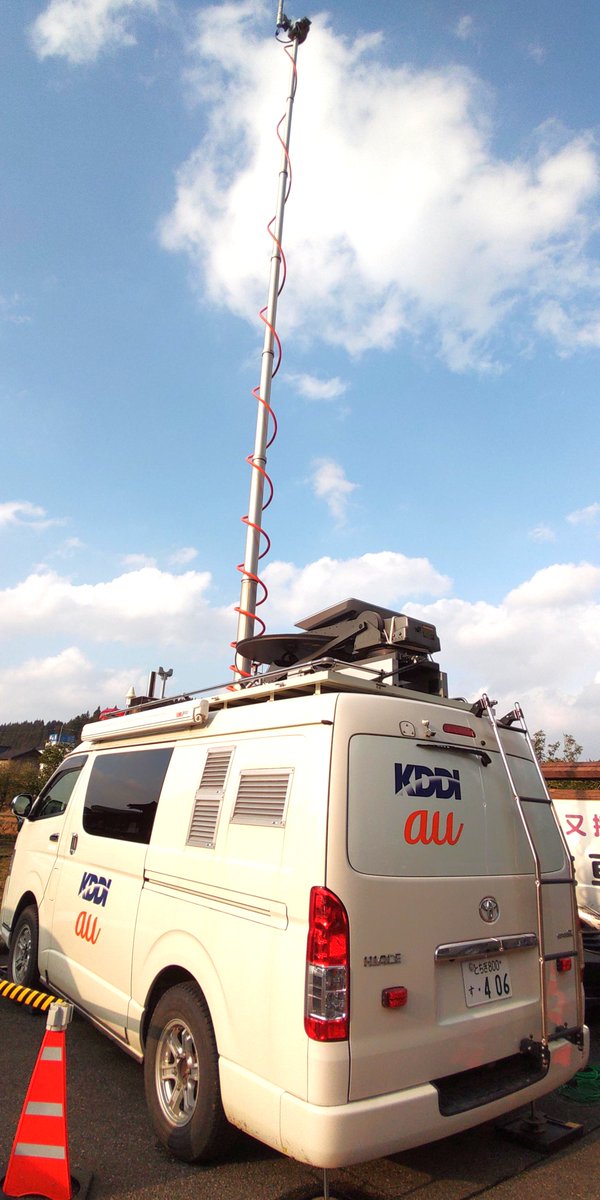 official_kddi's tweet photo. KDDIでは現在、通信エリアの復旧を図るため移動型/可搬型基地局33台、船上基地局1台を配備中です。
（1/7 9:00時点）

■復旧エリアマップ（5Gエリアマップは現在メンテナンス中） 
https://t.co/LhOzzMOtgr

船上基地局は、船上の衛星通信設備(KDDIはStarlinkを活用)から電波を発信し、陸路が絶たれていることから復旧が困難な石川県輪島市の一部沿岸エリアの復旧を図っています。