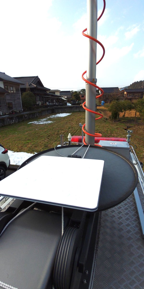 official_kddi's tweet photo. KDDIでは現在、通信エリアの復旧を図るため移動型/可搬型基地局33台、船上基地局1台を配備中です。
（1/7 9:00時点）

■復旧エリアマップ（5Gエリアマップは現在メンテナンス中） 
https://t.co/LhOzzMOtgr

船上基地局は、船上の衛星通信設備(KDDIはStarlinkを活用)から電波を発信し、陸路が絶たれていることから復旧が困難な石川県輪島市の一部沿岸エリアの復旧を図っています。