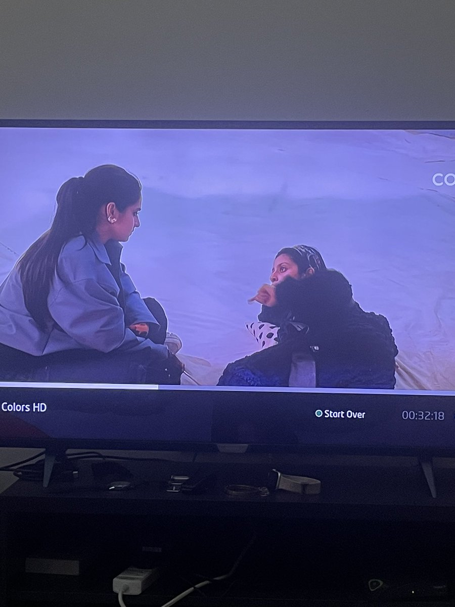 sagarinku's tweet image. Isha giving tuition to ayesha how to change color as per situation #BigBoss17 #AbhishekKumar #scriptedbigboss @BeingSalmanKhan