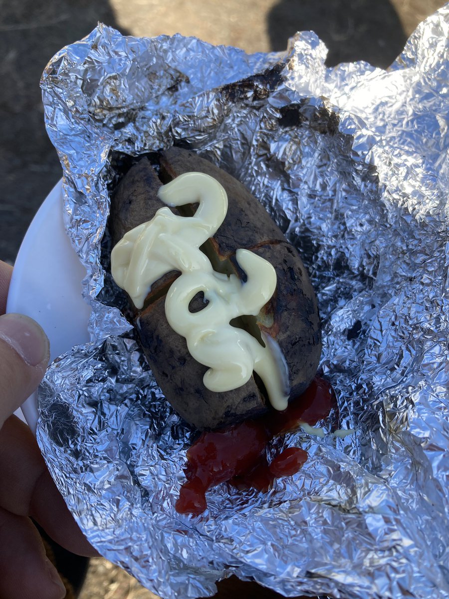 illcoill's tweet photo. どんど焼きに行ってきました
今年は行く気なかったからお餅とか用意してなくて
探したらジャガイモあったので焼いてみた
ケチャップとマヨネーズとお皿用意してちょっと楽しかったw https://t.co/pw11CvFsxo