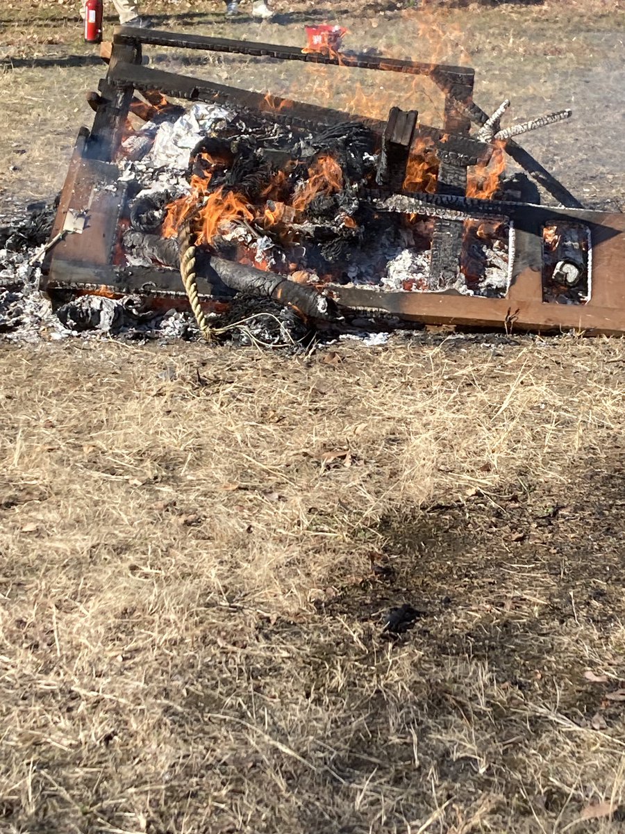 illcoill's tweet photo. どんど焼きに行ってきました
今年は行く気なかったからお餅とか用意してなくて
探したらジャガイモあったので焼いてみた
ケチャップとマヨネーズとお皿用意してちょっと楽しかったw https://t.co/pw11CvFsxo