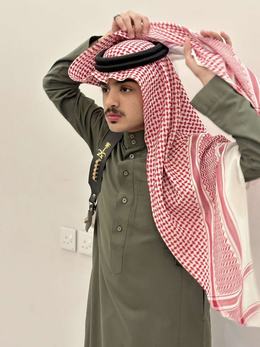 A_l1h1's tweet photo. شيخ ولد شيخ ربى يحفظه
🤝🙋
تعلمت العلوم الطيبه واصبحت متقنها
على  يد  ابوى كل   الامجاد   حاويها
واقول بصوتي العالي مابين الناس واعلنها
انا ولد  الكفو  شيخ  المراجل  وراعيها https://t.co/exE435tXdW