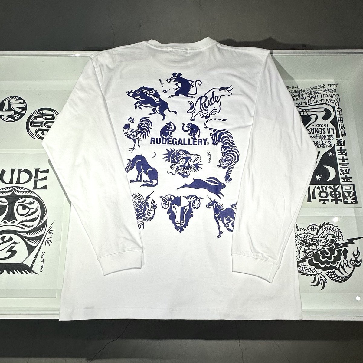 B_GALLERY_'s tweet photo. Rude Gallery × Kads MIIDA / Zodiac (干支) Long Sleeve Tee shirt
¥7,150-(https://t.co/uyj8IUwBep)
Item No.58-14-0231

店頭・オンラインにて販売中です。

東京ルード展
開催期間：2023年12月22日（金）～ 1月14日（日）
開催店舗：ビームス ジャパン（新宿）5F 『B GALLERY』 https://t.co/FYvGzSGbvu