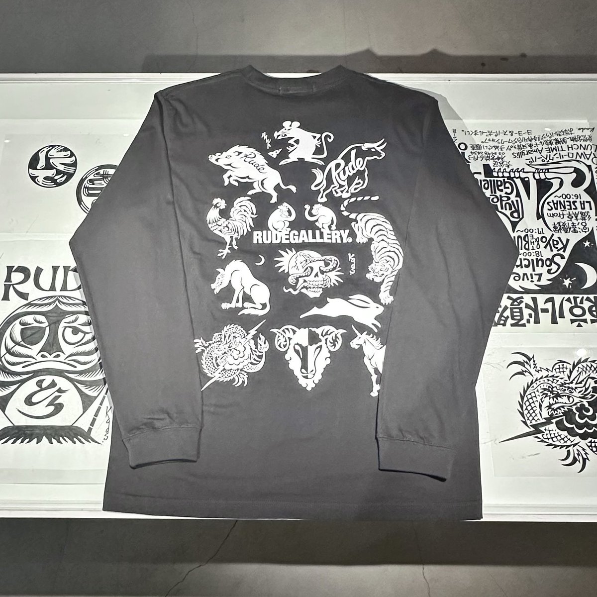B_GALLERY_'s tweet photo. Rude Gallery × Kads MIIDA / Zodiac (干支) Long Sleeve Tee shirt
¥7,150-(https://t.co/uyj8IUwBep)
Item No.58-14-0231

店頭・オンラインにて販売中です。

東京ルード展
開催期間：2023年12月22日（金）～ 1月14日（日）
開催店舗：ビームス ジャパン（新宿）5F 『B GALLERY』 https://t.co/FYvGzSGbvu