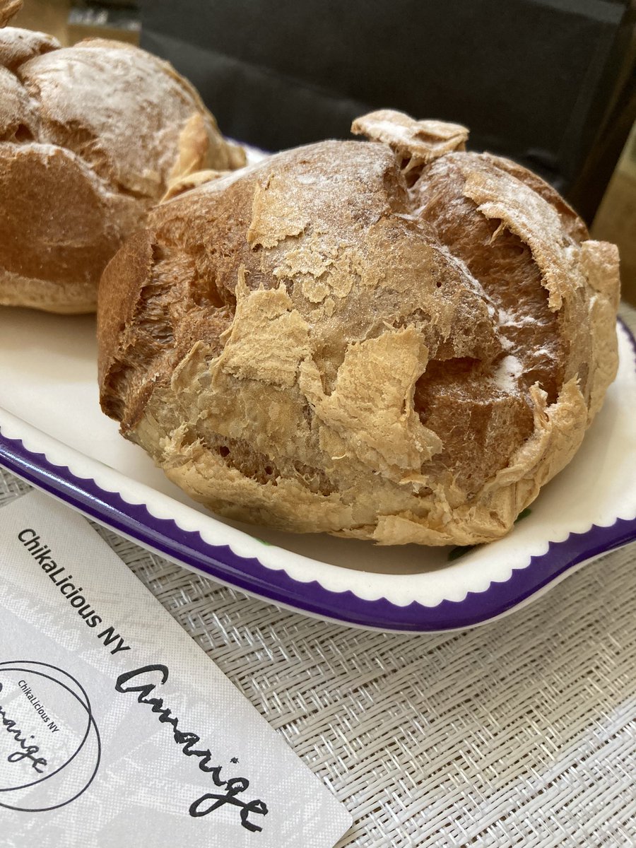 rontogure's tweet photo. お昼の代わりに…と思った
ボリューム感のあるシュークリーム

パリッバリのシューに
舌触りよくぼってりしたクリームだけど
甘さ控えめで重くない

ペロリンコと頂いてしまいました😋

お昼も食べれそう🎵

#チカリシャスニューヨークアマリージュ
#スイーツ  #神楽坂 https://t.co/SGVrhN5r9I
