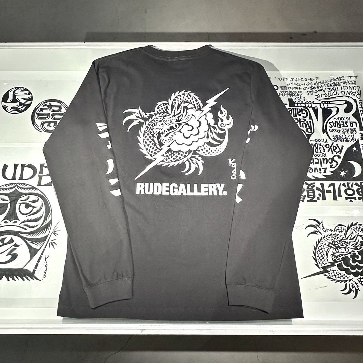 B_GALLERY_'s tweet photo. Rude Gallery × Kads MIIDA / Year of the Dragon Long Sleeve Tee shirt
¥7,150-(https://t.co/uyj8IUwBep)
Item No.58-14-0230

店頭・オンラインにて販売中です。

東京ルード展
開催期間：2023年12月22日（金）～ 1月14日（日）
開催店舗：ビームス ジャパン（新宿）5F 『B GALLERY』 https://t.co/pgeZpiYKlQ