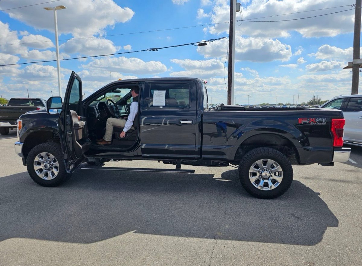 SouthTejas1984's tweet image. My relative from Natalia&apos;s truck was stolen tonight at Ciela Vista Movie Theater near Ingram Mall. 

Keep your eyes open around SA just in case...