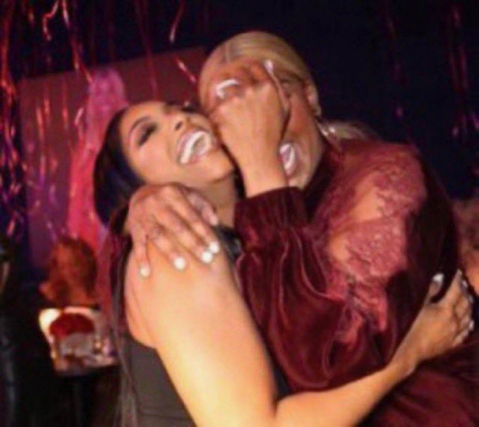 MikiBearxx's tweet photo. LMFAOOOOO I KNEW HALLE WOULD POST ABOUT HER SON GOODBYE https://t.co/G01Tp4eYON