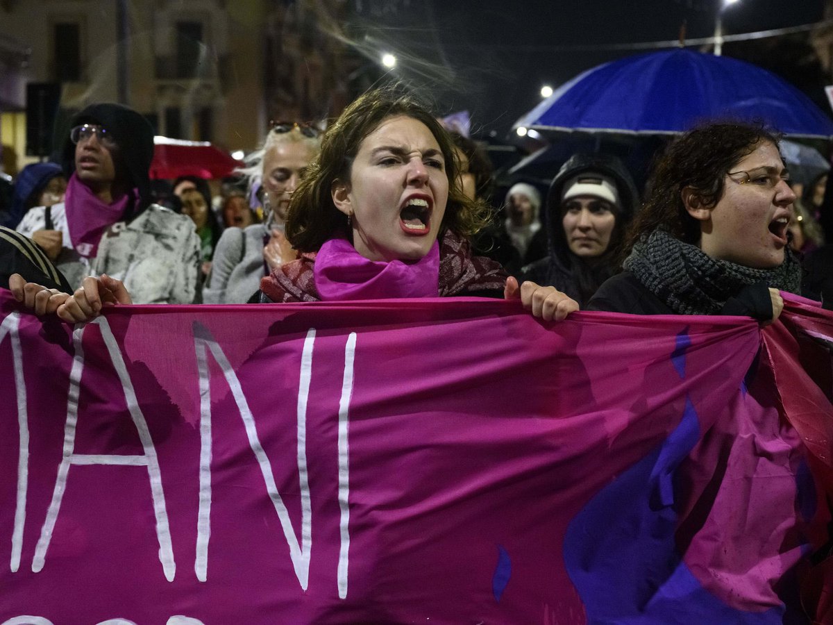 DeadSpotPod's tweet photo. Photos of protesters marching in support of Giulia Cecchettin. 

Some signs read “femicide is state murder” “we want to live” “enough violence” https://t.co/BNARq3eK5G