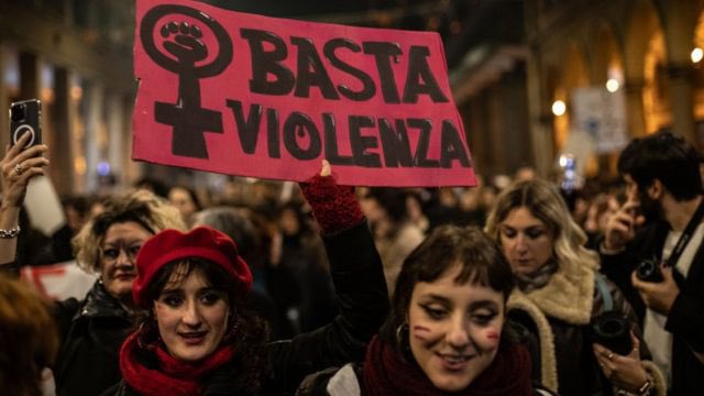 DeadSpotPod's tweet photo. Photos of protesters marching in support of Giulia Cecchettin. 

Some signs read “femicide is state murder” “we want to live” “enough violence” https://t.co/BNARq3eK5G