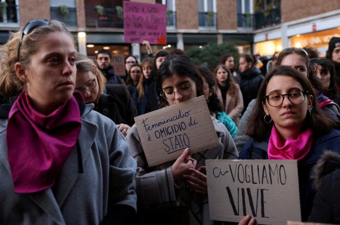 DeadSpotPod's tweet photo. Photos of protesters marching in support of Giulia Cecchettin. 

Some signs read “femicide is state murder” “we want to live” “enough violence” https://t.co/BNARq3eK5G