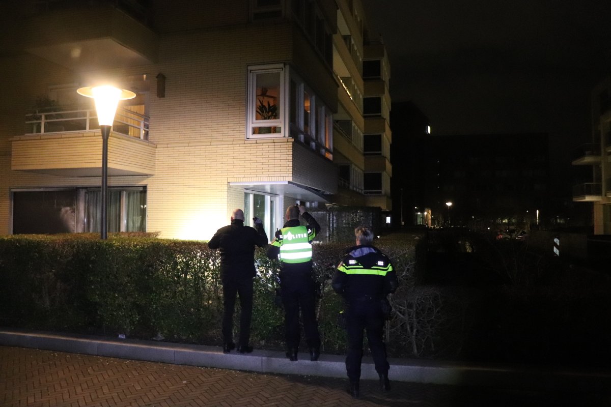 martindamen58's tweet photo. #Explosief tot ontploffing gebracht bij woning aan de Bundlaan in #Amsterdam noord #Overhoeks alwaar ongeveer tweejaar geleden al 2x eerder een #brandbom tegen de glazen pui werd gegooid. De #explosie werd vannacht om 02.38 uur gemeld door verm. #vuurwerk. #PD #politieonderzoek. https://t.co/ztAth4slco