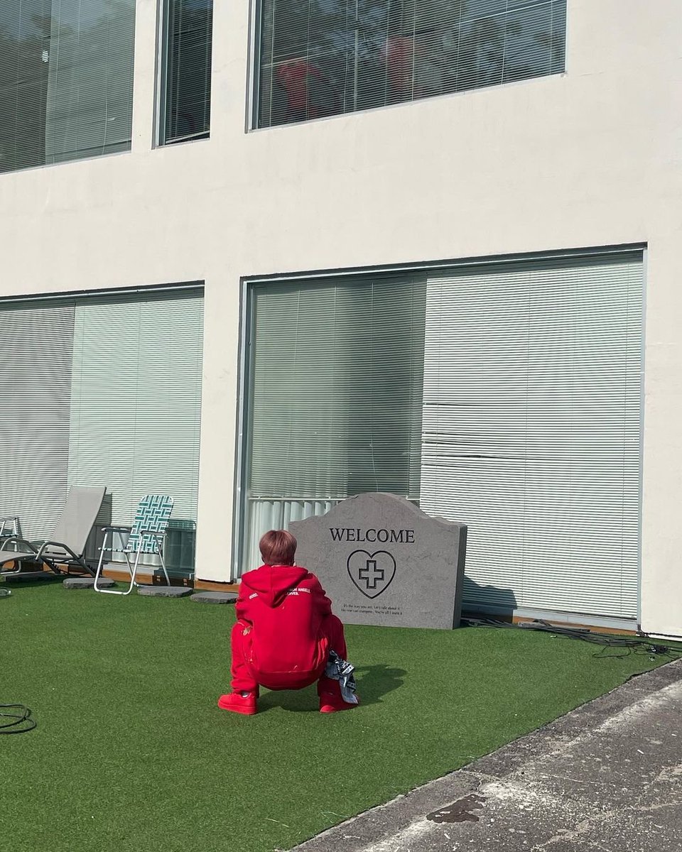 Lamenting a large stone that said welcome, on a mound of fertile soil in the form of beautiful green grass, I sat on it feeling very nostalgic because of this stone. huge and like eternity on this mound of earth, will this stone not be eroded by anything?