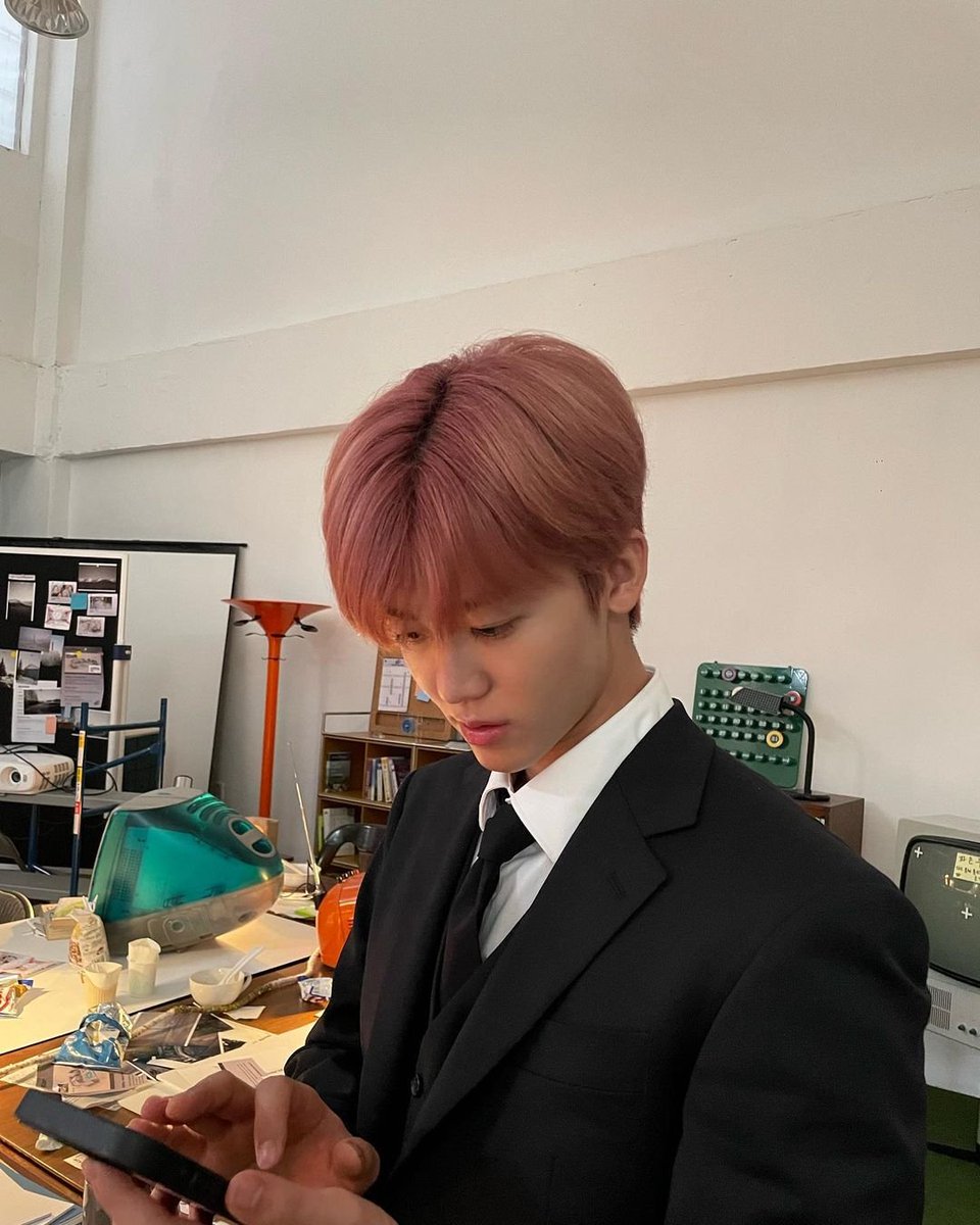 I was checking something displayed on the cellphone screen, I was wearing a formal suit with my hair done while glaring a little at this screen, and note what I have to do and immortalize after this.